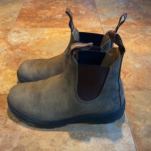 Brown Blundstones 🦘